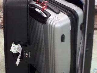 2 bagages en soute qui s'empilent l'un dans l'autre